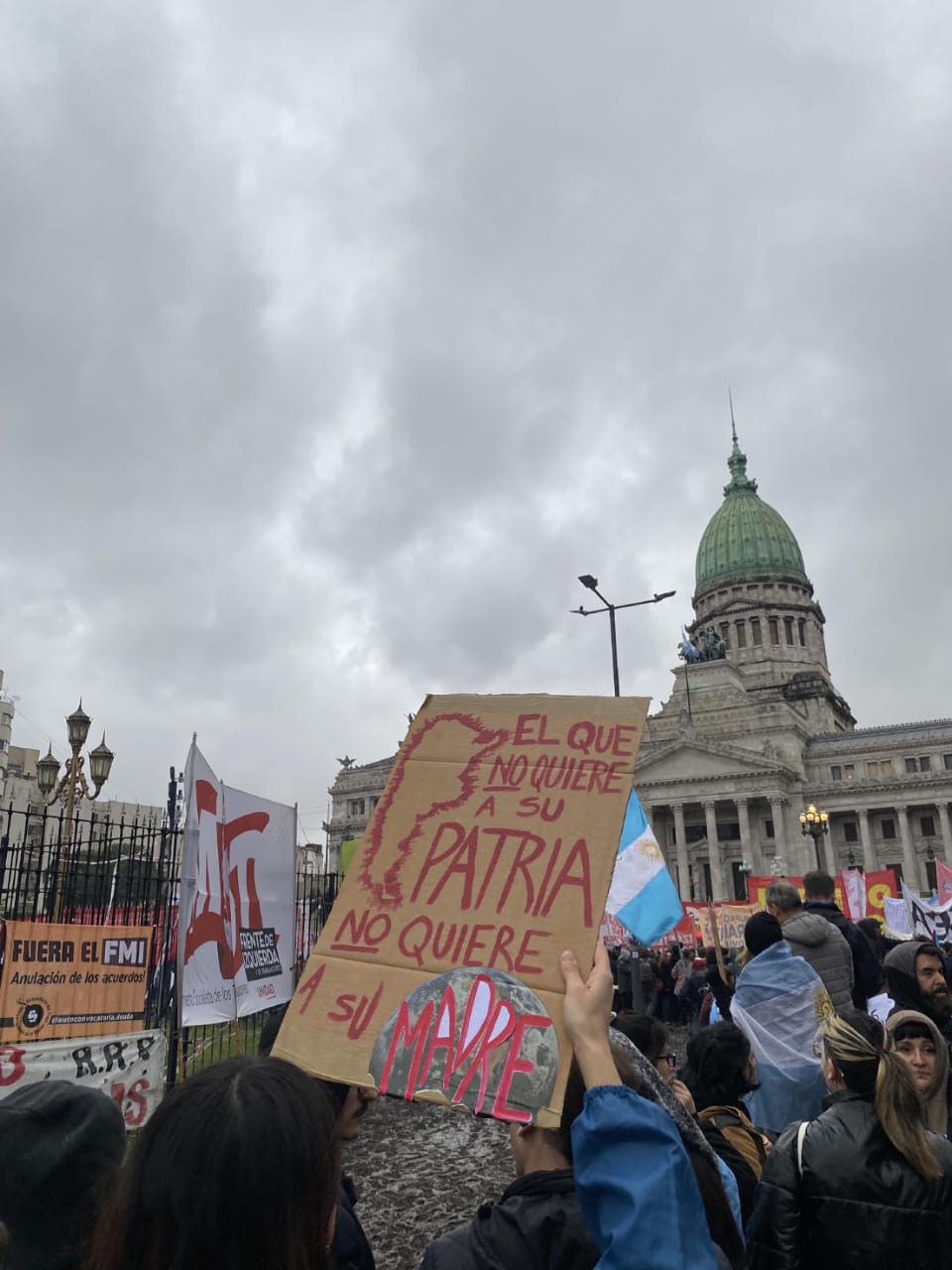 Movilización del 6 de agosto frente al Congreso Nacional. Una persona sostiene un cartel de cartón con la inscripción 