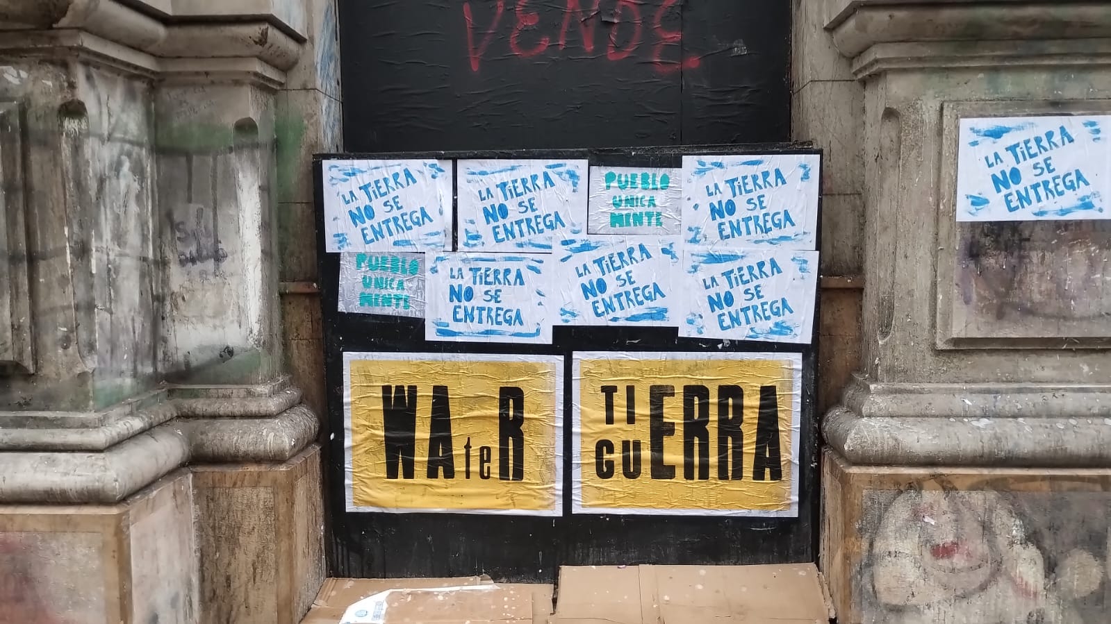 Pegatinas en una pared con los textos 