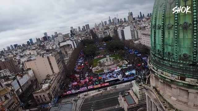 Vista aérea (SHOK) de la movilización del 6 de agosto frente al Congreso Nacional. La Plaza de los Dos Congresos repleta de personas con banderas y pancartas.
